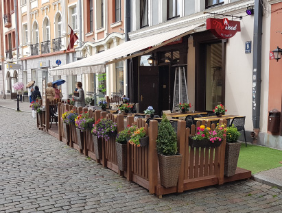 Terase pie restorāna Firewood, Rīga, Tirgoņu ielā 9